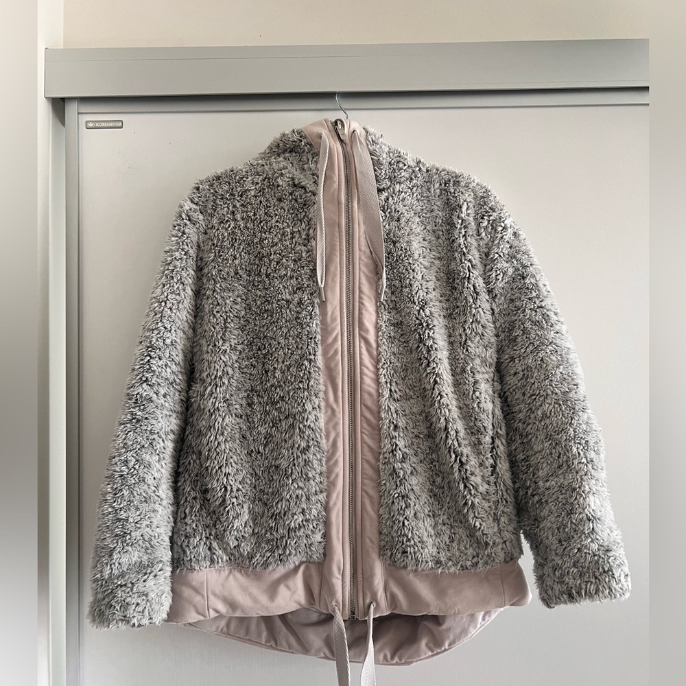 Lululemon size 6 reversible Sherpa jacket. Thick and warm.